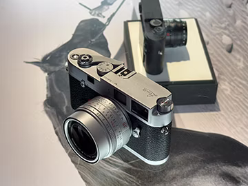 <strike>Пастор</strike> Продавець у <strike>храмі</strike> магазині Leica запропонував погратись легендарною M(echanical) P(erfection) з не менш легендарним обʼєктивом Summilux 35 mm f/1.4. Неймовірна камера.