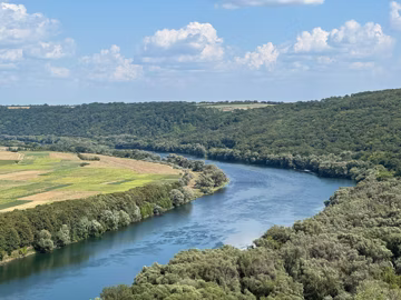 Ліворуч — Україна, праворуч — Молдова, по середині — Дністер. Класний денний роадтріп з братом.